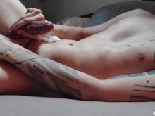 Masturbación masculina en solitario usando un vibrador para estimulación del frenillo | fuerte orgasmo y hablando!